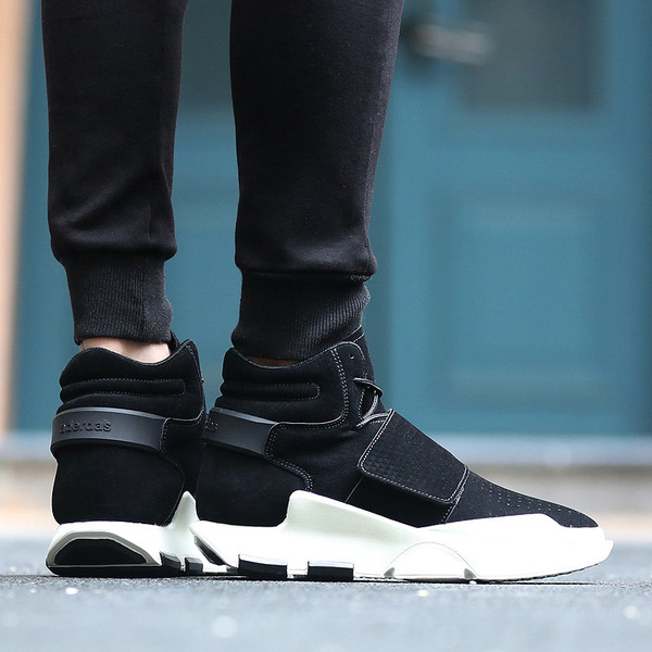 Αθλητικά κομψά αθλητικά πάνινα παπούτσια ανδρών και κάλτσες