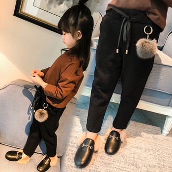 Детски спортен панталон за момичета с връзки и пухче във черен цвят