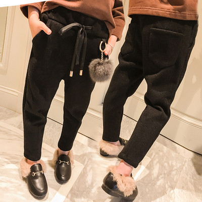 Παιδικά αθλητικά παντελόνια για κορίτσια με γραβάτες και κουκούλα σε μαύρο χρώμα