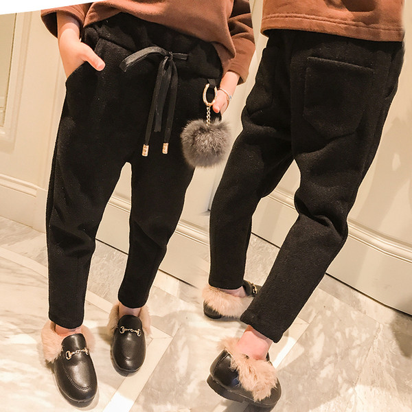 Παιδικά αθλητικά παντελόνια για κορίτσια με γραβάτες και κουκούλα σε μαύρο χρώμα