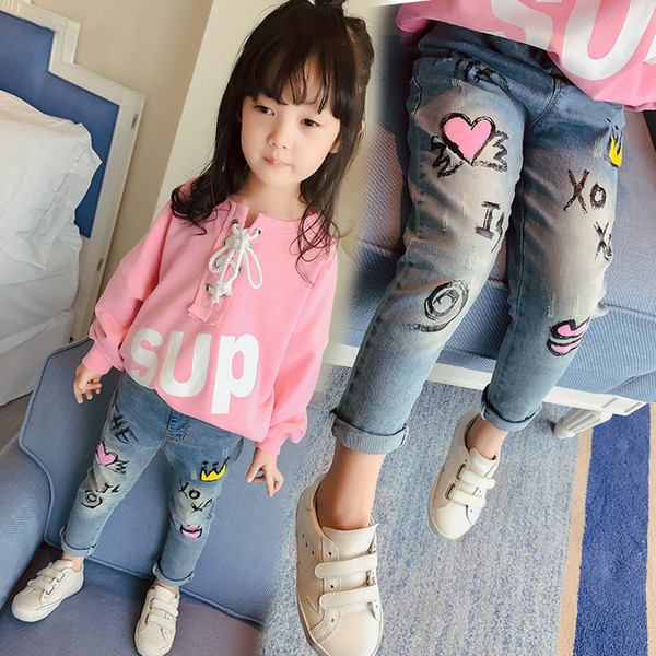 Παιδικά καθημερινά τζιν για κορίτσια με ενδιαφέρουσες εφαρμογές