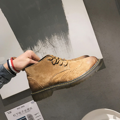 Ανδρικές μπότες του φθινοπώρου-χειμώνα με μια στρογγυλή σόλα σε τρία χρώματα