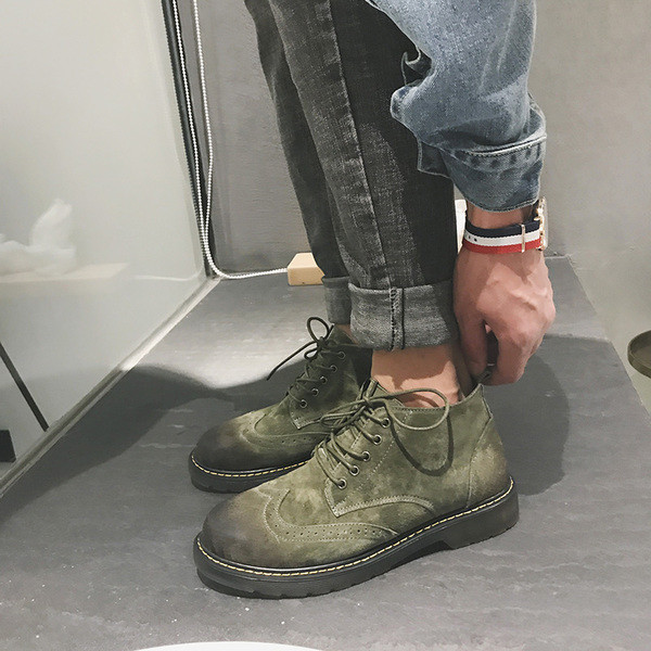 Ανδρικές μπότες του φθινοπώρου-χειμώνα με μια στρογγυλή σόλα σε τρία χρώματα