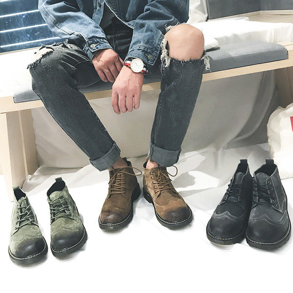 Ανδρικές μπότες του φθινοπώρου-χειμώνα με μια στρογγυλή σόλα σε τρία χρώματα