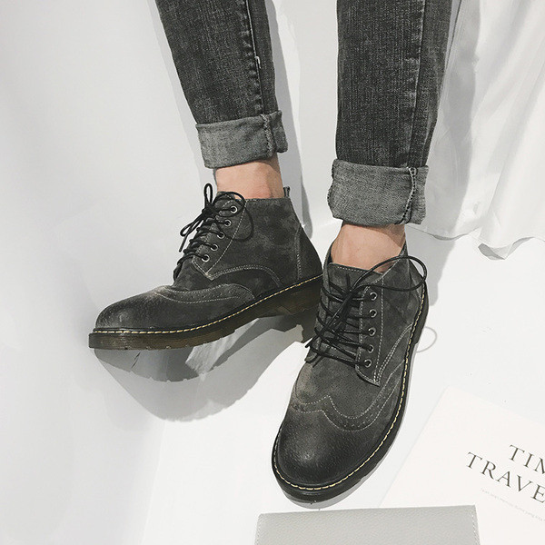 Ανδρικές μπότες του φθινοπώρου-χειμώνα με μια στρογγυλή σόλα σε τρία χρώματα