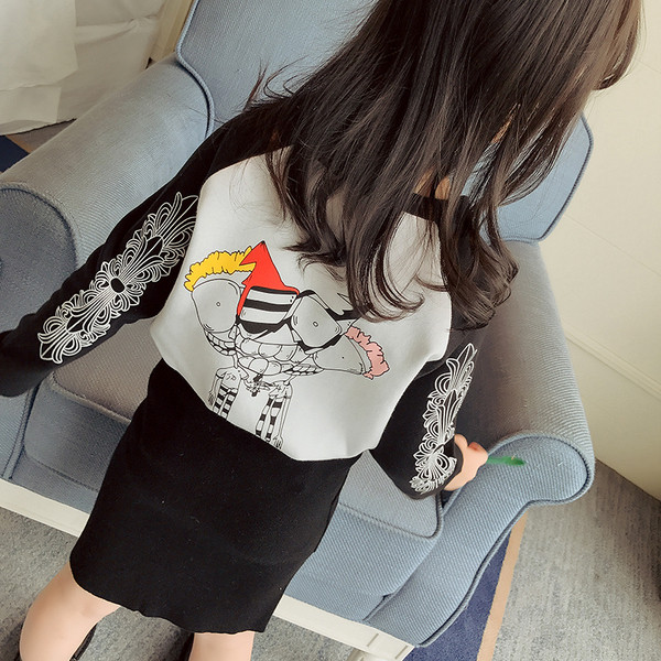 Παιδικό μαγιό με κολάρο σε σχήμα O, με ενδιαφέρουσα εφαρμογή στο πίσω μέρος