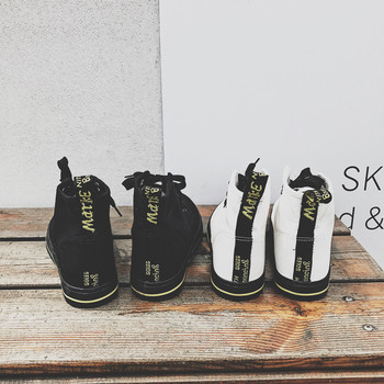 Τα casual αθλητικά παπούτσια των ανδρών σε λευκό και μαύρο χρώμα