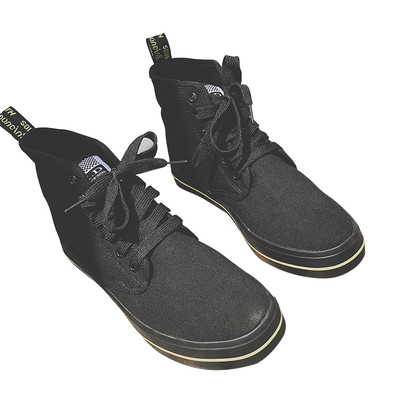 Τα casual αθλητικά παπούτσια των ανδρών σε λευκό και μαύρο χρώμα