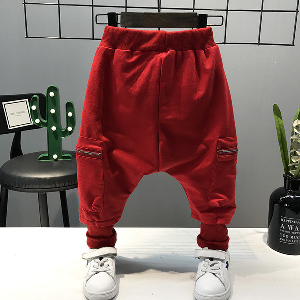 Παιδικά αθλητικά παντελόνια για άνδρες σε μαύρο και κόκκινο χρώμα