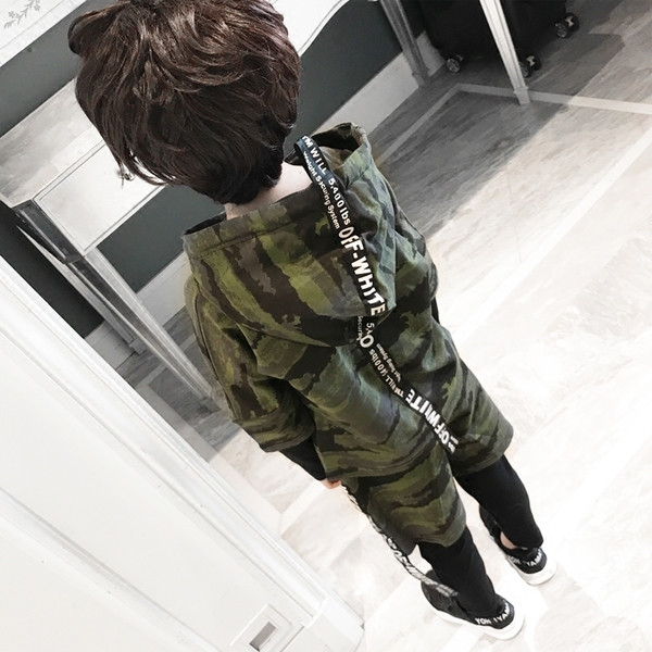 Παιδική καμουφλάζ σπορ που αποτελείται από δύο μέρη για τα αγόρια