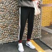 Ανδρικό παντελόνι για το φθινόπωρο σε μαύρο και κόκκινο χρώμα