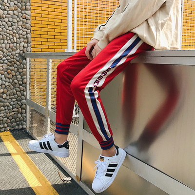 Ανδρικό παντελόνι για το φθινόπωρο σε μαύρο και κόκκινο χρώμα