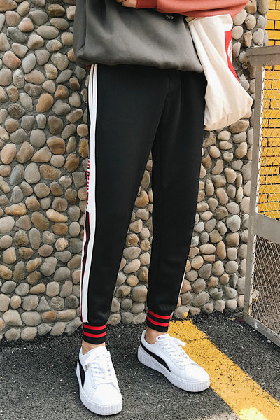 Ανδρικό παντελόνι για το φθινόπωρο σε μαύρο και κόκκινο χρώμα