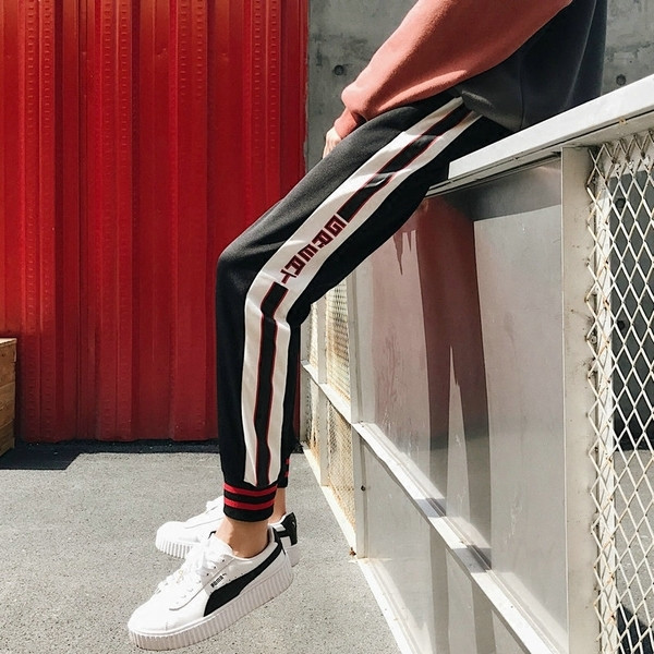 Ανδρικό παντελόνι για το φθινόπωρο σε μαύρο και κόκκινο χρώμα