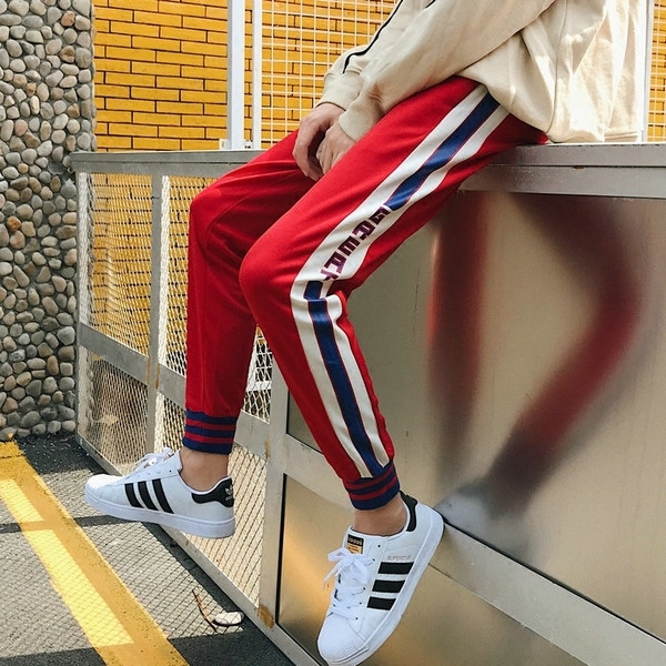 Ανδρικό παντελόνι για το φθινόπωρο σε μαύρο και κόκκινο χρώμα