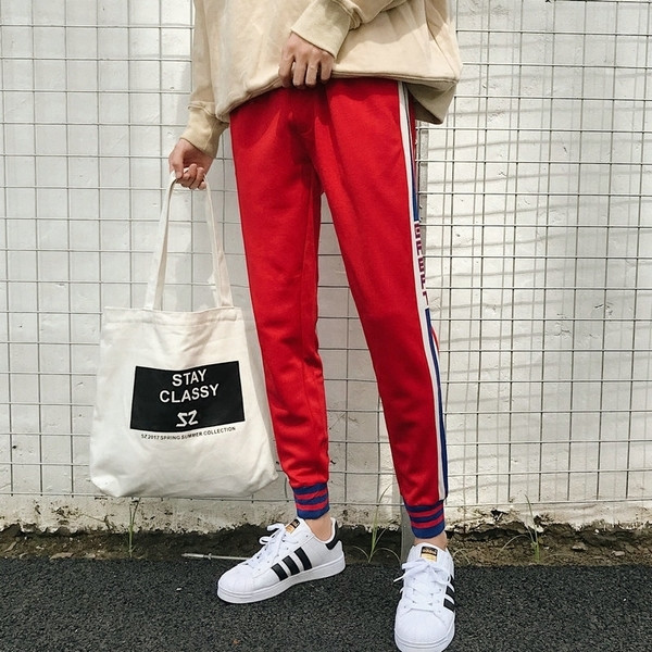 Ανδρικό παντελόνι για το φθινόπωρο σε μαύρο και κόκκινο χρώμα