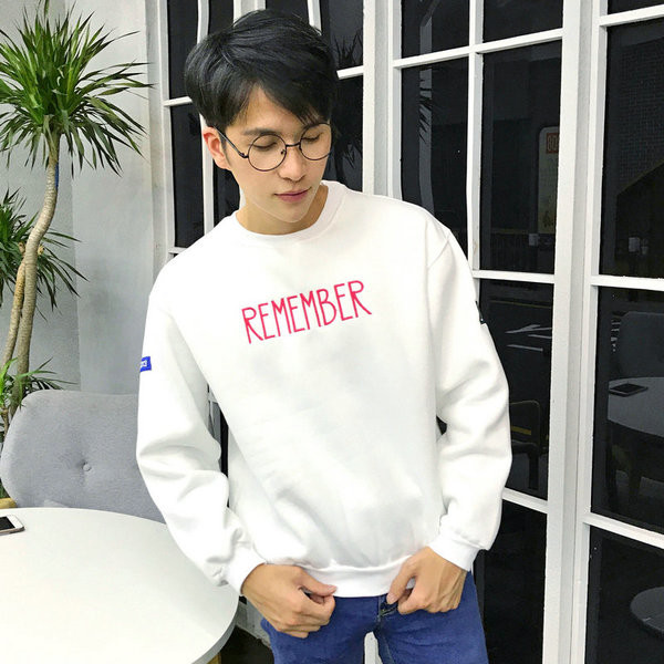 Βαμβακερή μπλούζα για άντρες με κολάρο σε σχήμα O και κεντημένη επιγραφή