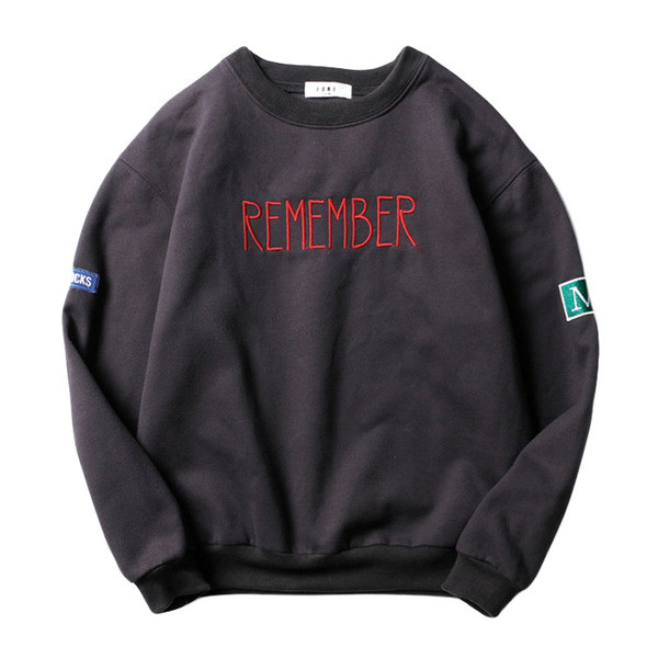 Βαμβακερή μπλούζα για άντρες με κολάρο σε σχήμα O και κεντημένη επιγραφή