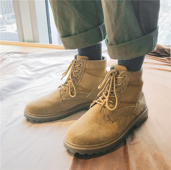 Κομψές μπότες σουέτ ανδρών σε μαύρο και κακί χρώμα