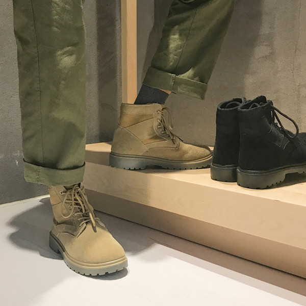Κομψές μπότες σουέτ ανδρών σε μαύρο και κακί χρώμα