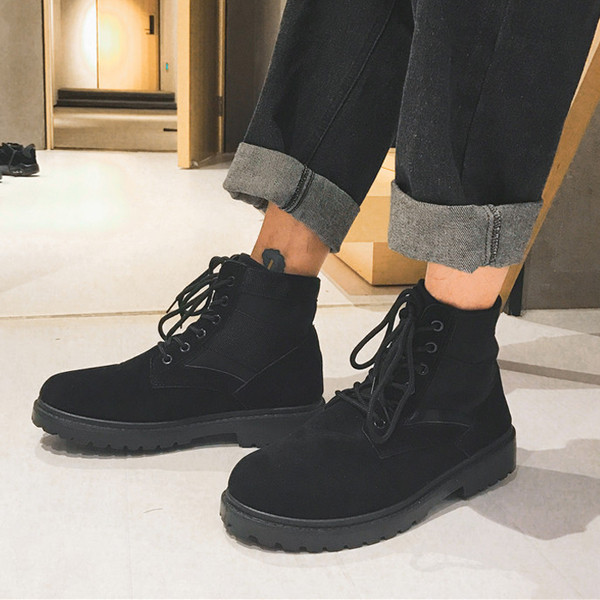Κομψές μπότες σουέτ ανδρών σε μαύρο και κακί χρώμα