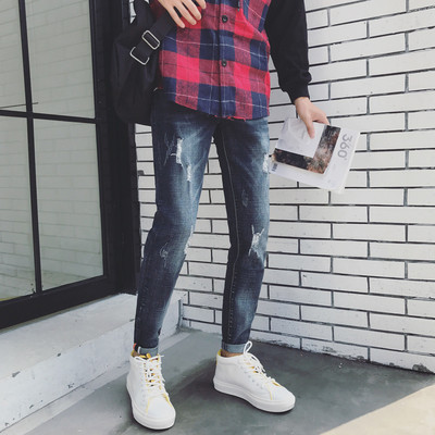 Τα μακριά τζιν ανδρικά σε μαύρο και μπλε χρώμα