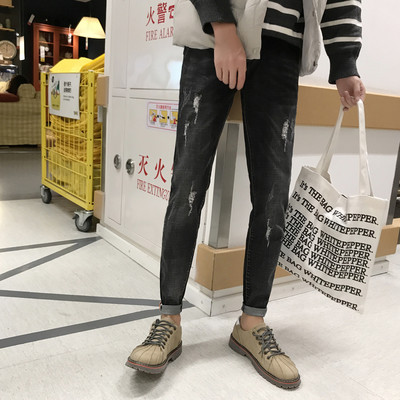 Τα μακριά τζιν ανδρικά σε μαύρο και μπλε χρώμα