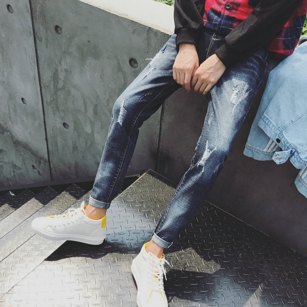 Τα μακριά τζιν ανδρικά σε μαύρο και μπλε χρώμα