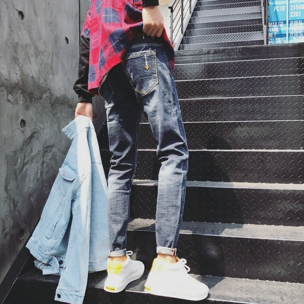 Τα μακριά τζιν ανδρικά σε μαύρο και μπλε χρώμα