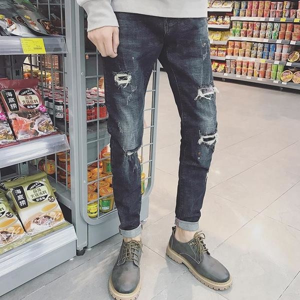 Περιστασιακά αρσενικά σχισμένα τζιν