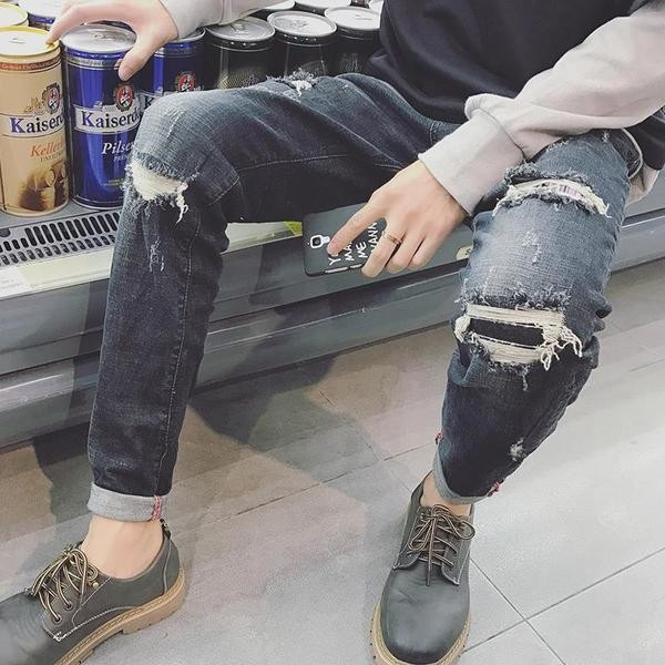 Περιστασιακά αρσενικά σχισμένα τζιν