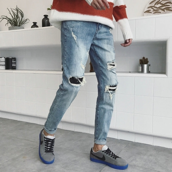 Актуални мъжки светли дънки с вътрешни кръпки