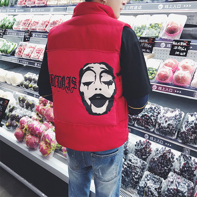 Ανδρικό γιλέκο με ένα ενδιαφέρον πίσω κάλυμμα - κόκκινο και μαύρο