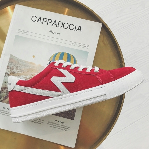 Χαμηλά αρσενικά πάνινα παπούτσια σε γκρι, κόκκινο και μαύρο χρώμα