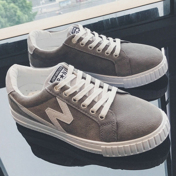 Χαμηλά αρσενικά πάνινα παπούτσια σε γκρι, κόκκινο και μαύρο χρώμα