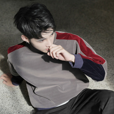 Κομψό πουλόβερ ανδρών με κολάρο σε δύο χρώματα