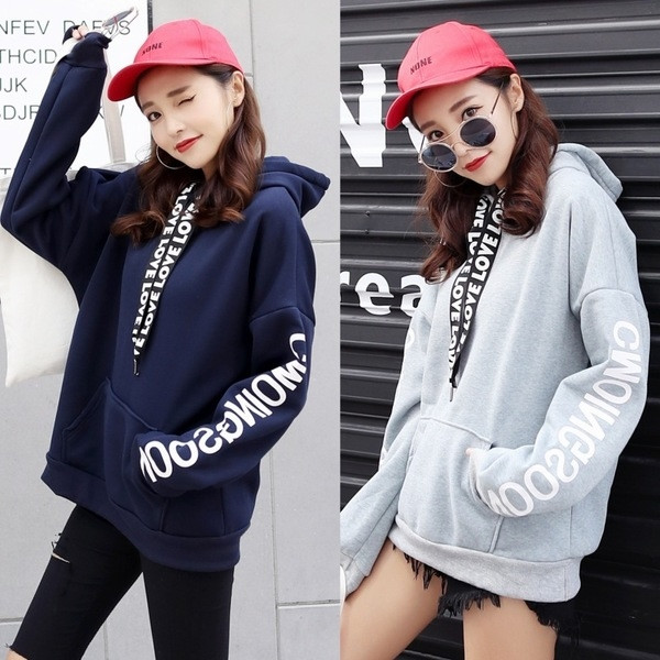 Αθλητική γυναικεία φούστα με κουκούλα με γραβάτες και επιγραφή στα μανίκια