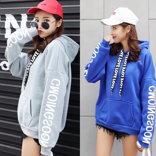 Αθλητική γυναικεία φούστα με κουκούλα με γραβάτες και επιγραφή στα μανίκια