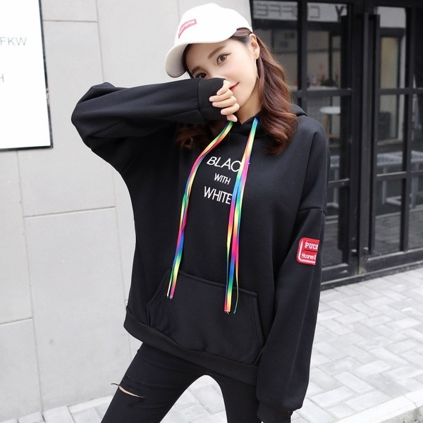 Καθημερινή μπλούζα για κυρίες με κουκούλα και χρωματιστές ζεύξεις