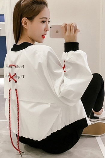 Γυναικείο σακάκι με κολάρο σε σχήμα O και ζώνες στην πλάτη σε λευκό, κόκκινο και μαύρο