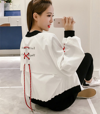 Γυναικείο σακάκι με κολάρο σε σχήμα O και ζώνες στην πλάτη σε λευκό, κόκκινο και μαύρο