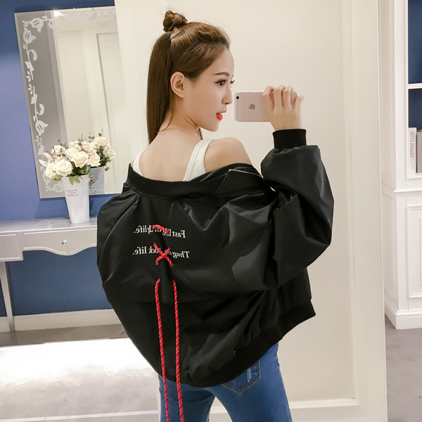 Γυναικείο σακάκι με κολάρο σε σχήμα O και ζώνες στην πλάτη σε λευκό, κόκκινο και μαύρο