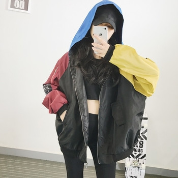 Спортно дамско яке с цветни ръкави и качулка в широк модел 