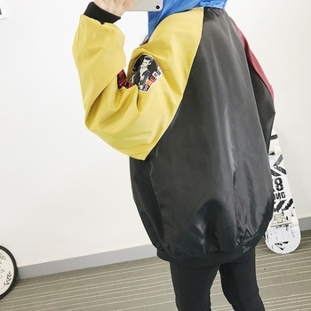 Спортно дамско яке с цветни ръкави и качулка в широк модел 