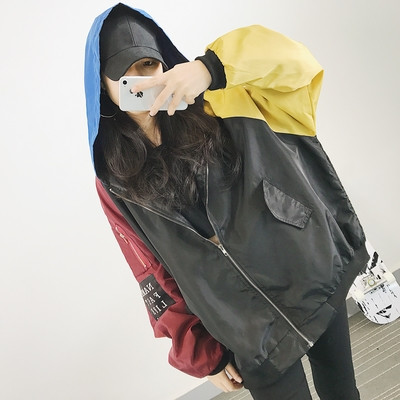 Αθλητικό γυναικείο μπουφάν με πολύχρωμα μανίκια και κουκούλα σε ευρύ μοτίβο