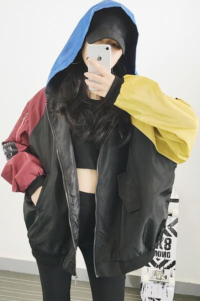 Αθλητικό γυναικείο μπουφάν με πολύχρωμα μανίκια και κουκούλα σε ευρύ μοτίβο