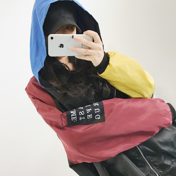 Αθλητικό γυναικείο μπουφάν με πολύχρωμα μανίκια και κουκούλα σε ευρύ μοτίβο