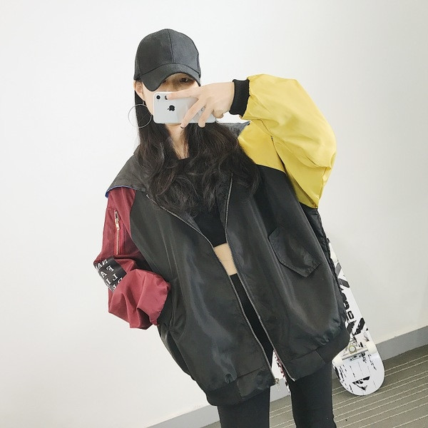 Αθλητικό γυναικείο μπουφάν με πολύχρωμα μανίκια και κουκούλα σε ευρύ μοτίβο