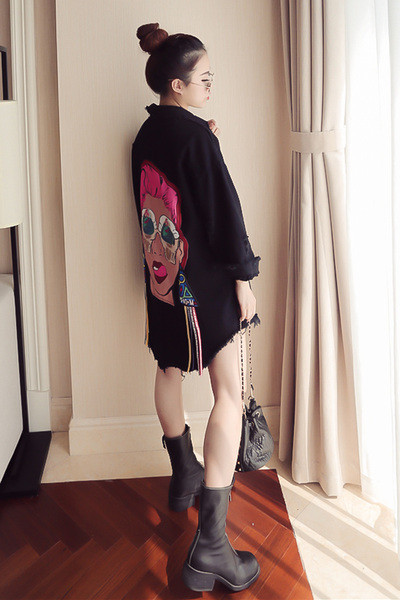 Дамско ежедневно яке с интгересна апликация на гърба 