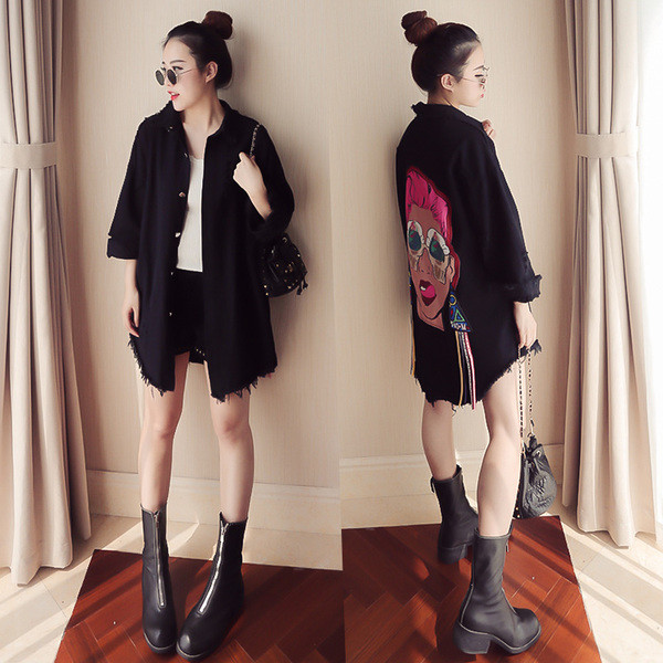 Дамско ежедневно яке с интгересна апликация на гърба 